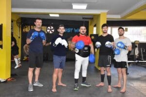 İzmir'de sağlık &ccedil;alışanları, şiddete karşı kendilerini korumak i&ccedil;in kick boksa