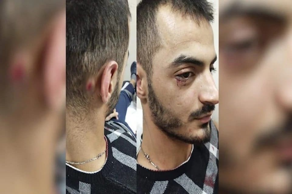 Avcılar'da hasta almaya giden sağlık g&ouml;revlilerinin i&ccedil;inde bulunduğu ambulansın ara&ccedil;larına