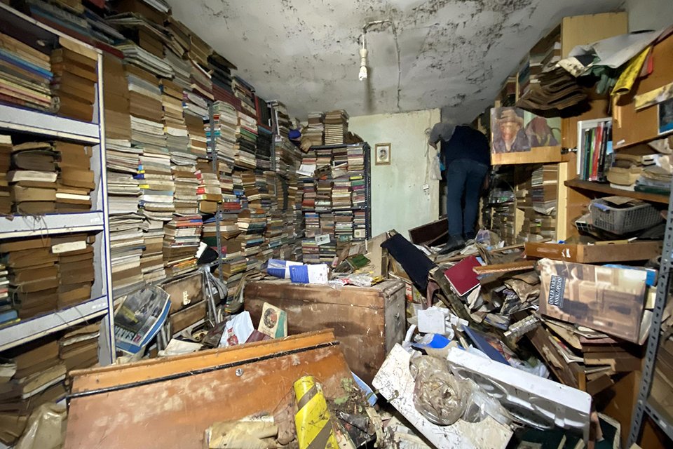 İzmir'de yaşanan sel felaketinde Karabağlar il&ccedil;esinde sahaflık yapan Nazım Emre