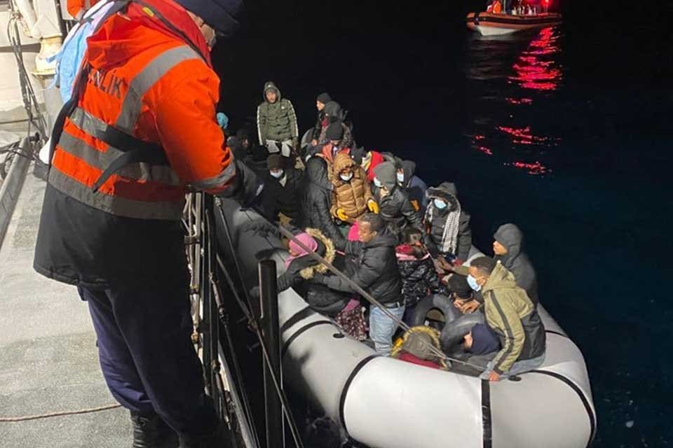 İzmir'in Dikili il&ccedil;esi a&ccedil;ıklarında 50 ka&ccedil;ak g&ouml;&ccedil;men yakalandı. Sahil G&uuml;venlik