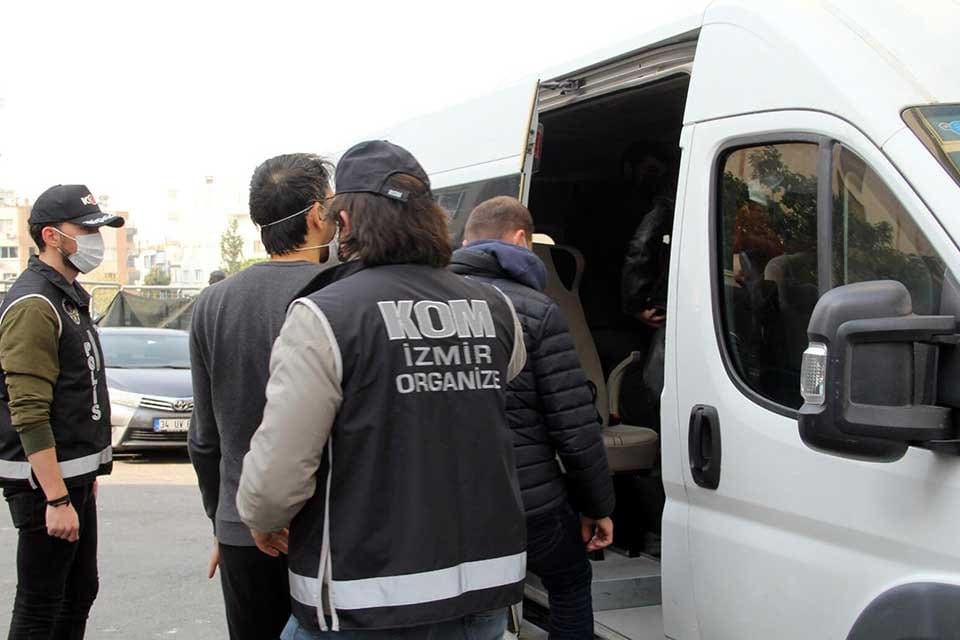 İzmir'in Urla il&ccedil;esinde yasa dışı yollarla İtalya'ya ka&ccedil;mak isteyen, haklarında