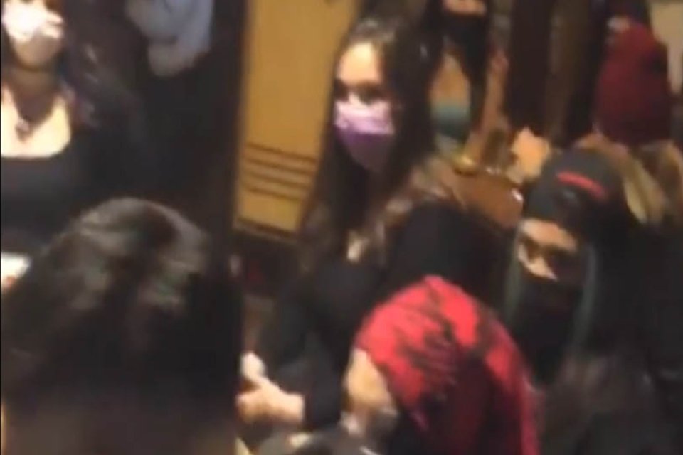 Aydın'ın Kuşadası ilçesinde, polis ekiplerince bir eğlence mekanına yapılan baskında
