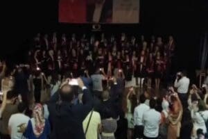 Sel&ccedil;uk &Uuml;niversitesi Tıp Fak&uuml;ltesi &ouml;ğrencileri, sahne ışıklarının ve perdenin kapatılmasına
