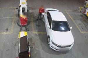 İzmir'in Bayraklı il&ccedil;esindeki bir akaryakıt istasyonundan yakıt alıp, &ouml;deme yaparken