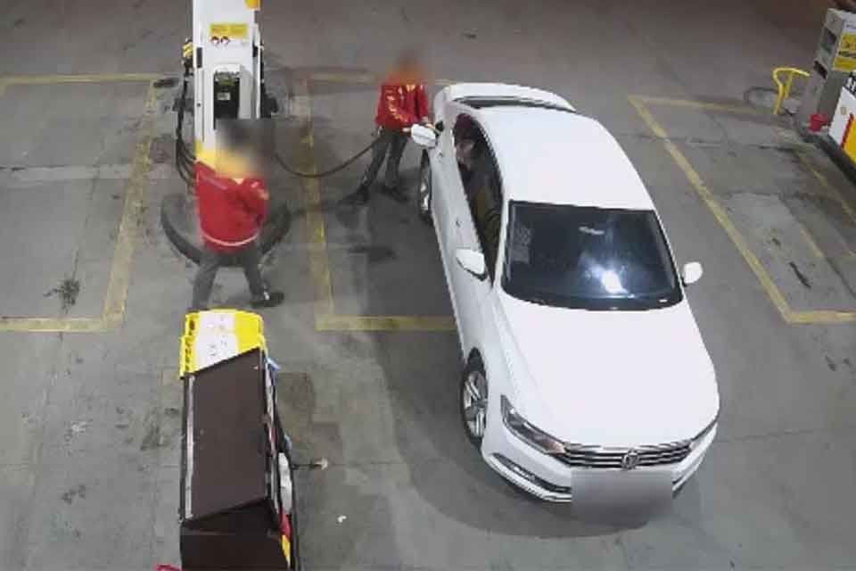 İzmir'in Bayraklı il&ccedil;esindeki bir akaryakıt istasyonundan yakıt alıp, &ouml;deme yaparken