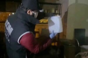 İZMİR'in Torbalı il&ccedil;esinde d&uuml;zenlenen sahte etil alkol operasyonunda 11 bin