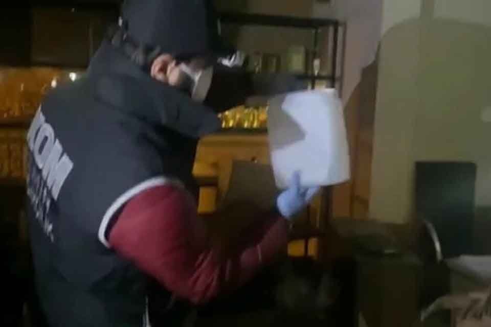 İZMİR'in Torbalı il&ccedil;esinde d&uuml;zenlenen sahte etil alkol operasyonunda 11 bin