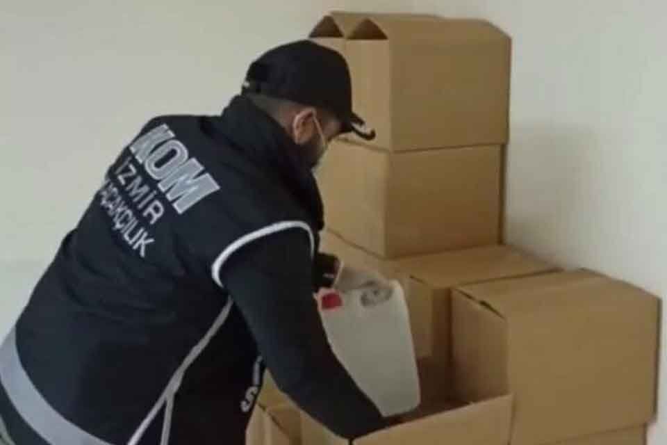 İZMİR'in 4 il&ccedil;esinde d&uuml;zenlenen 'sahte alkol' operasyonunda&nbsp; g&ouml;zaltına alınan 18