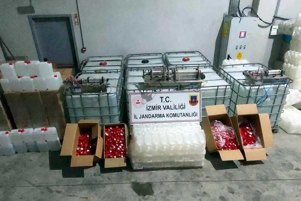 İzmir'de jandarmanın bir depoya d&uuml;zenlediği operasyonda ka&ccedil;ak &uuml;retilen 22 bin