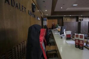 Sahte TUS sonucunu g&ouml;stererek hastanede muayeneleri izlediğini s&ouml;yleyen Ayşe &Ouml;zkiraz,