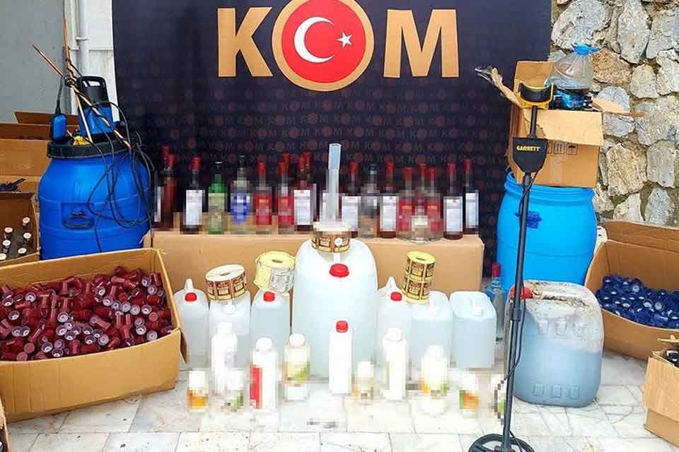 Muğla'da, polisin 2 ilde eş zamanlı d&uuml;zenlediği sahte i&ccedil;ki operasyonunda