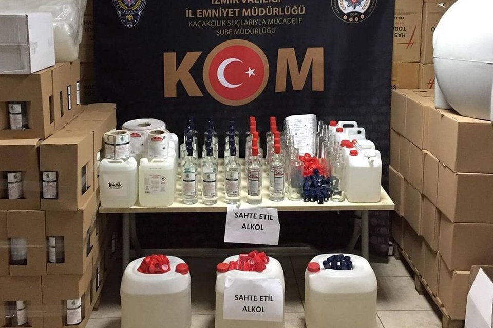İzmir'de yılbaşı öncesi, polis ekiplerince düzenlenen operasyonda binlerce litre etil