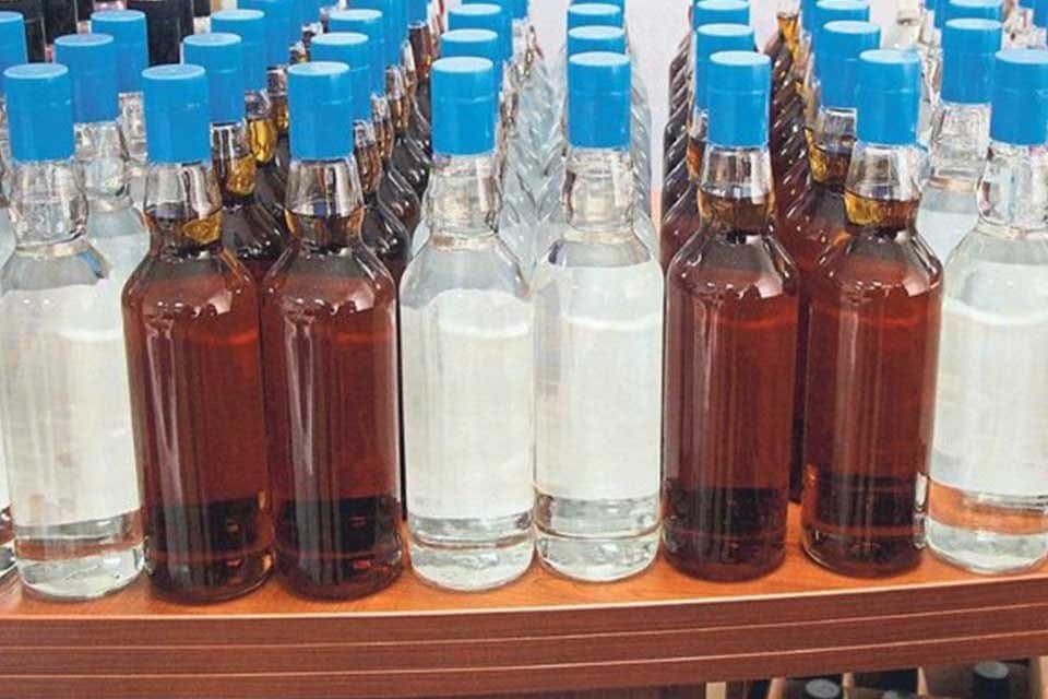 Fethiye'de yılbaşı akşamı i&ccedil;tikleri sahte i&ccedil;ki nedeniyle yaşamını yitiren&nbsp;Ramazan Milaslıoğlu&nbsp;ve&nbsp;Ekber