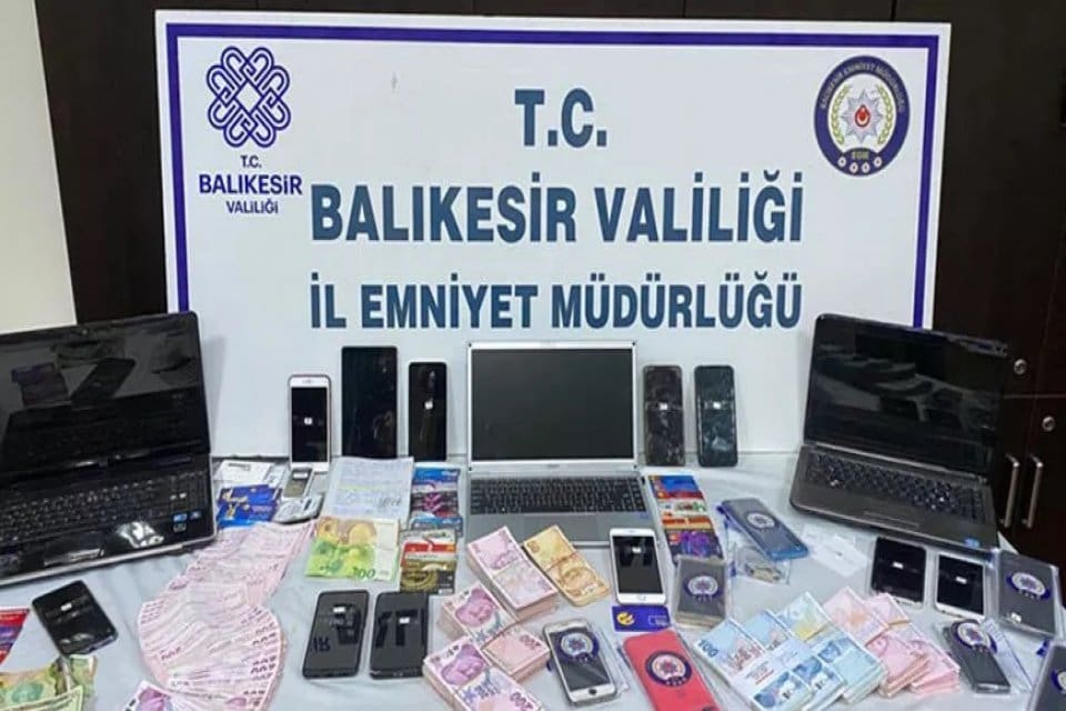 Balıkesir merkezli 4 ildeki operasyonda, sosyal medyadan sahte ilan verip,