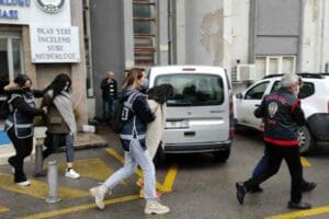 İZMİR merkezli 3 ilde, internet &uuml;zerinden satışa &ccedil;ıkarılan &ccedil;eşitli &uuml;r&uuml;nleri