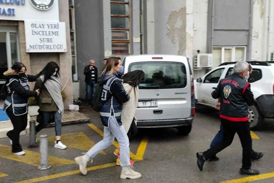 İZMİR merkezli 3 ilde, internet &uuml;zerinden satışa &ccedil;ıkarılan &ccedil;eşitli &uuml;r&uuml;nleri
