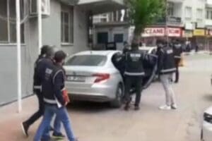 İzmir'de cep telefonlarını satmak isteyen kişilere sahte para ile &ouml;deme