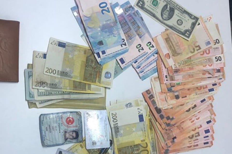 İzmir'in Bornova il&ccedil;esinde, bir AVM'den sahte parayla cep telefonu almaya