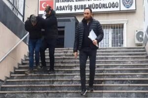 İstanbul'da 76 yaşındaki yaşlı bir adam telefonda kendini polis olarak
