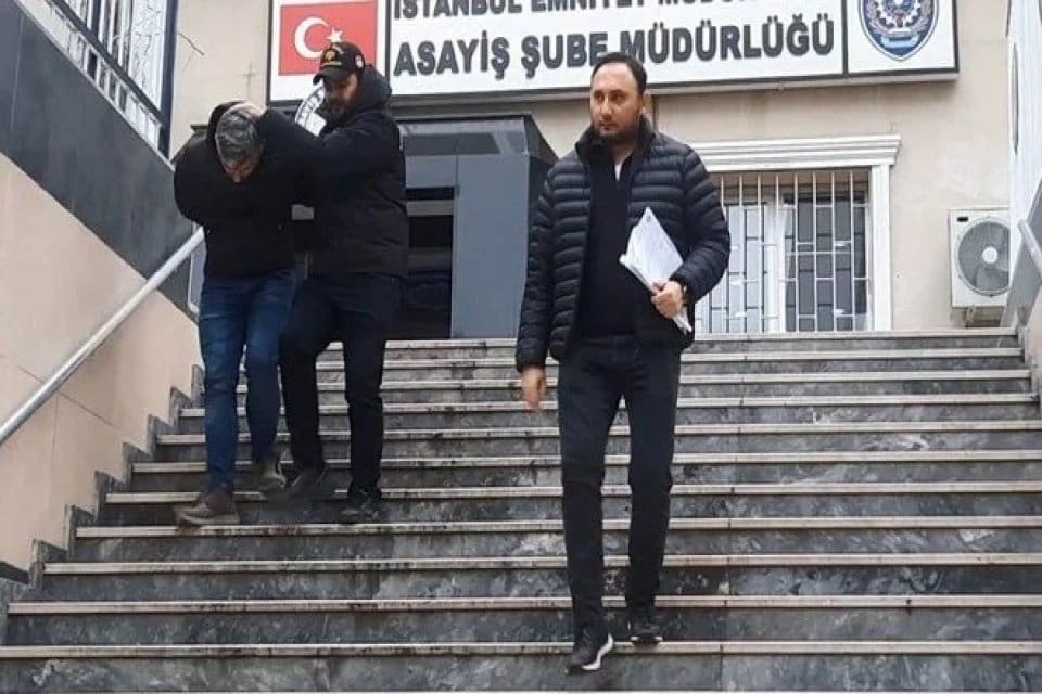 İstanbul'da 76 yaşındaki yaşlı bir adam telefonda kendini polis olarak
