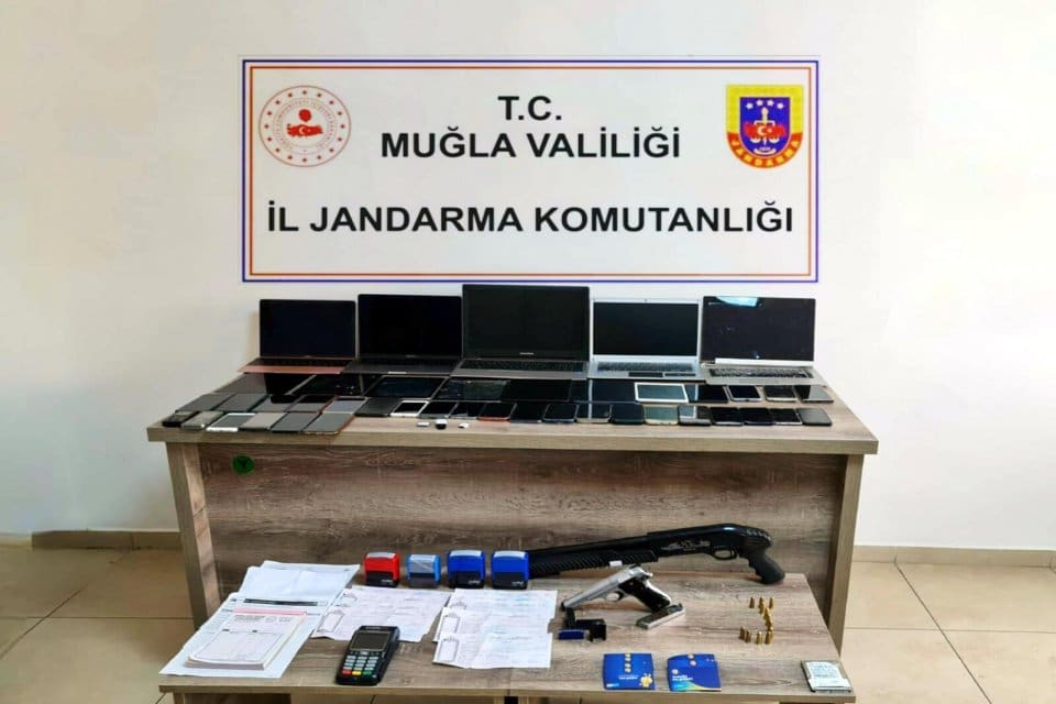 Muğla merkezli 15 ilde d&uuml;zenlenen operasyonda, l&uuml;ks otellerin internet sitelerini