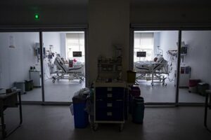 Şişli Hamidiye Etfal Eğitim ve Araştırma Hastanesi'nde arkadaşıyla "kalem şakası"