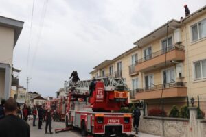 Sakarya'da bir yangına yapılan m&uuml;dahalede bir itfaiye eri hayatını kaybetti.