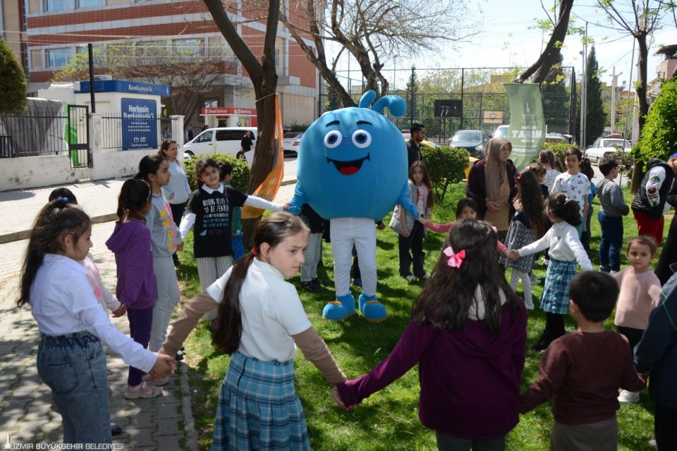 İzmir Büyükşehir Belediyesi, çocukların ata tohumlarını tanıyarak öğrenmesi, suyu tasarruflu