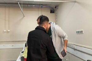 Diyarbakır'ın Yenişehir il&ccedil;esinde Dr. Umut Karag&ouml;z, &ouml;ncelik isteyen hastanın yakınlarının