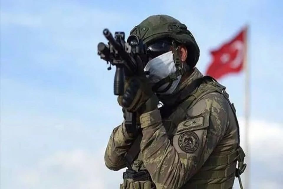 Milli Savunma Bakanlığı,&nbsp;Zeytin Dalı&nbsp;ve&nbsp;Barış Pınarı&nbsp;b&ouml;lgelerine saldırı hazırlığındaki 2 PKK'lı ter&ouml;ristin