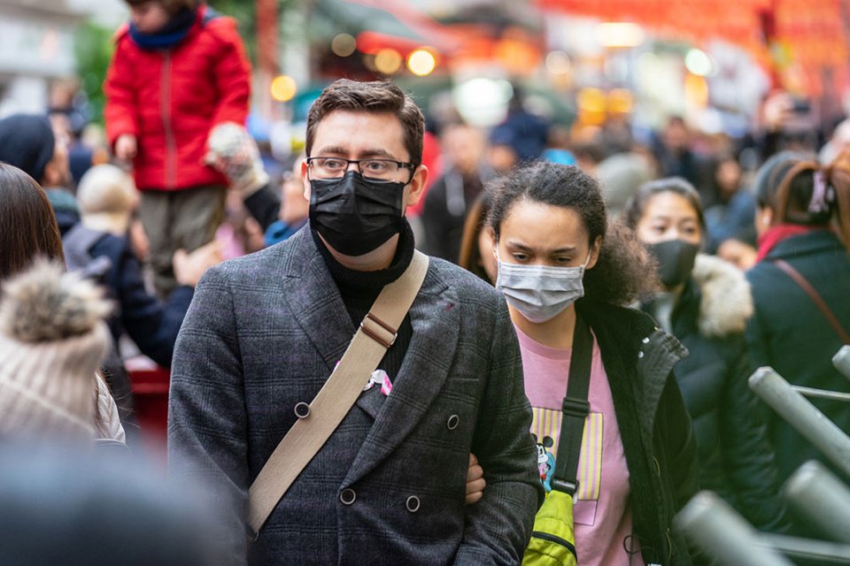 Koronavir&uuml;s, mutasyonlara uğrayarak bir bilinmezliğe doğru gitmeye başladı. Akıllarda bir