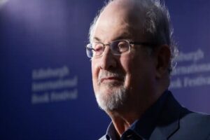 'Şeytan Ayetleri' kitabının yazarı Salman R&uuml;şdi'yi bı&ccedil;aklayan Hadi Matar, hakim