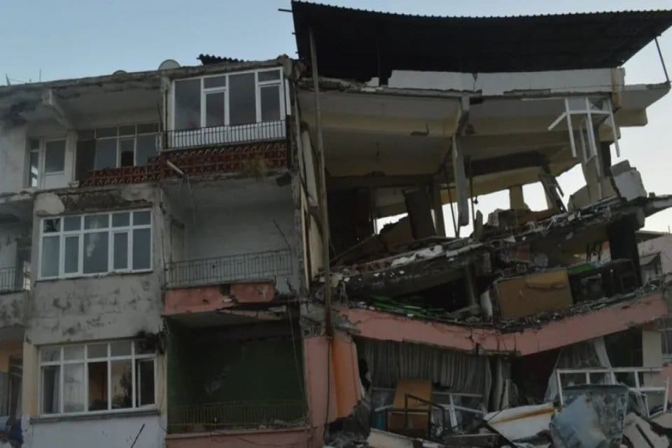 Depremin yıktığı Samandağ'da kendilerini devlet adına kimsenin aramadığını s&ouml;yleyen Belediye
