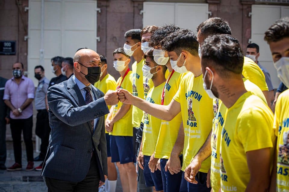 Futbolda 3. Lig play-off finalini kazanarak 2. Lig'e &ccedil;ıkmaya hak