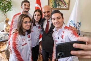İzmir B&uuml;y&uuml;kşehir Belediye Başkanı Tun&ccedil; Soyer, cimnastik d&uuml;nya şampiyonu Sena
