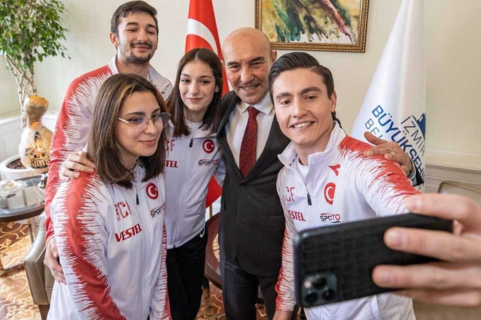 İzmir B&uuml;y&uuml;kşehir Belediye Başkanı Tun&ccedil; Soyer, cimnastik d&uuml;nya şampiyonu Sena