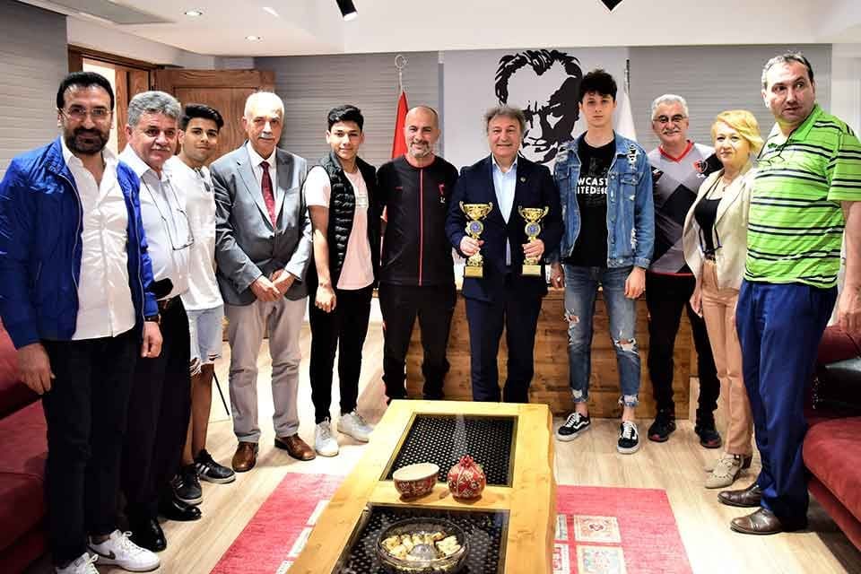 İzmir U18 Futbol Ligi&rsquo;nde şampiyon olarak adını T&uuml;rkiye Şampiyonası&rsquo;na yazdıran