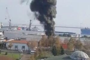 Samsun Limanı'nda hen&uuml;z bilinmeyen nedenle bir&nbsp;patlama&nbsp;meydana geldi. Patlama sonrası yangın