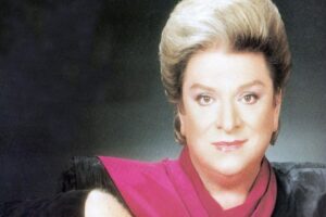 &ldquo;Sanat G&uuml;neşi&rdquo;&nbsp;Zeki&nbsp;M&uuml;ren&nbsp;yaşama veda ettiği yerde İzmir K&uuml;lt&uuml;rpark'ta d&uuml;zenlenecek etkinlikle anılacak.