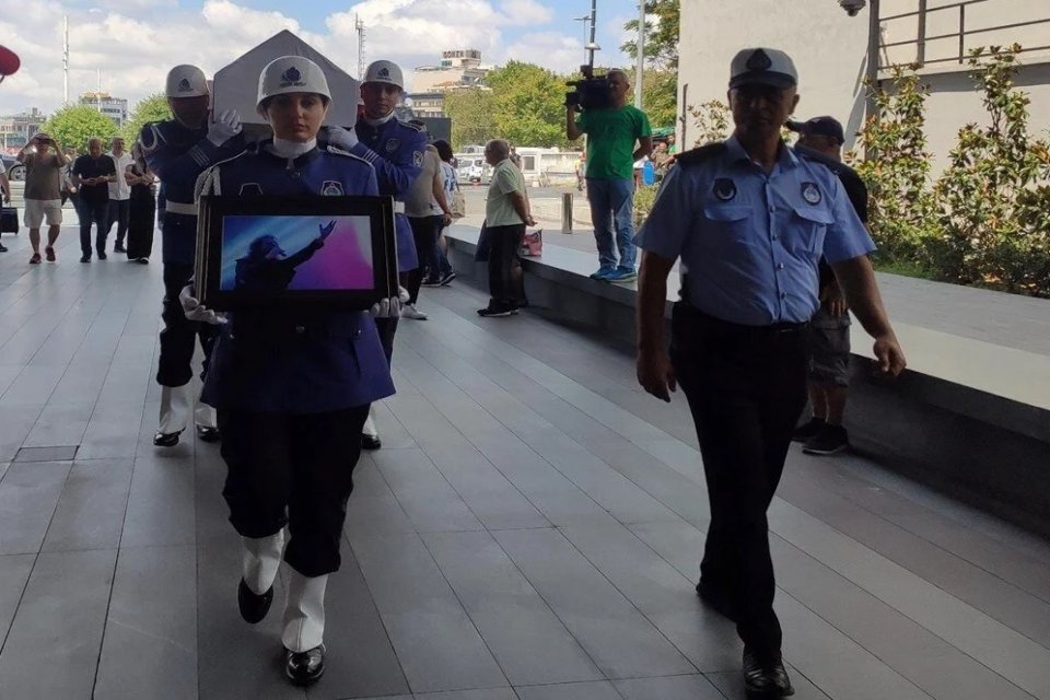 "Dua", "U&ccedil;un Kuşlar U&ccedil;un", "Anlasana", "S&uuml;rg&uuml;n Gibi Masallarda" ve "Olanlar