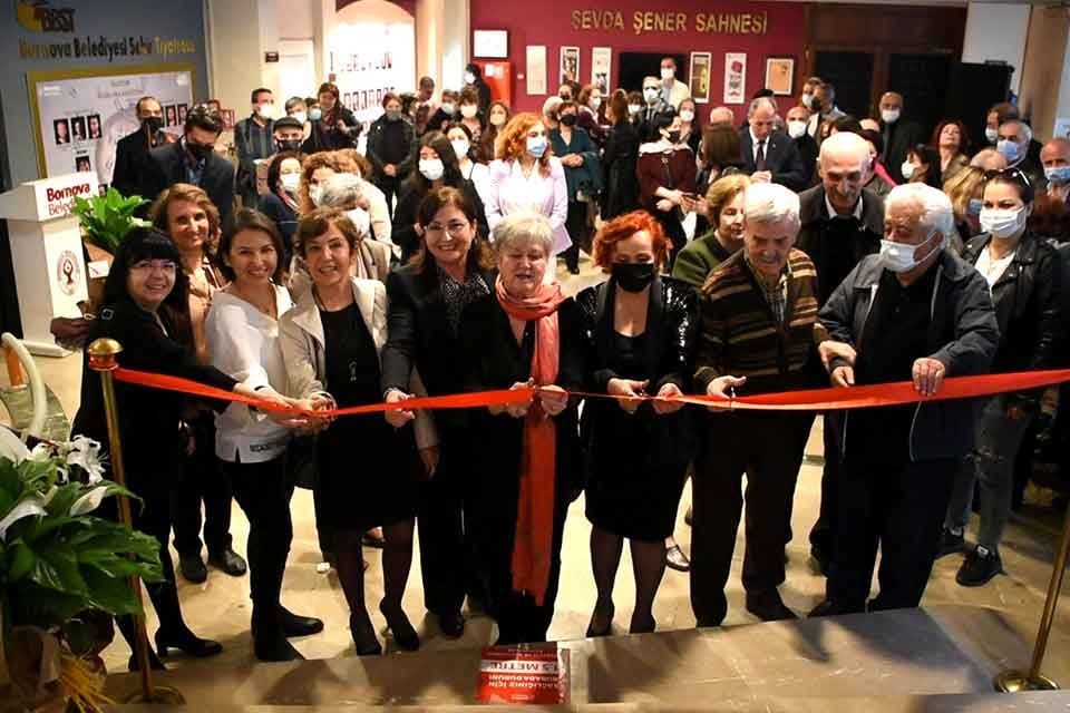 Resim &ccedil;alışmalarını Bornova&rsquo;da s&uuml;rd&uuml;ren Sanat&ccedil;ı Ressam Temelkuran&rsquo;ın at&ouml;lye arkadaşları birlikte