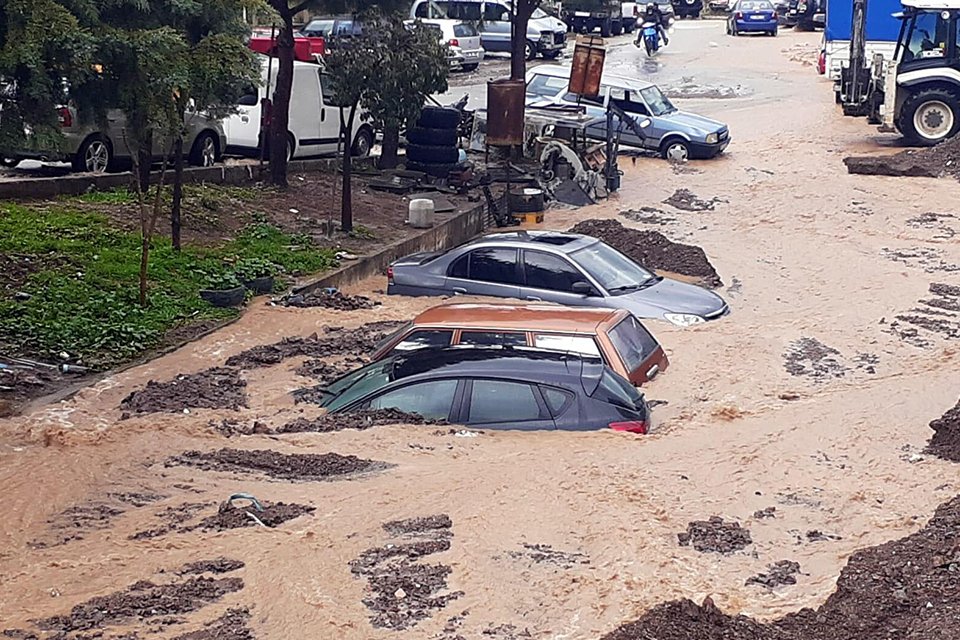 İzmir’de etkili olan sağanak yağmurda, dere yatağının taşması sonucu Balçova