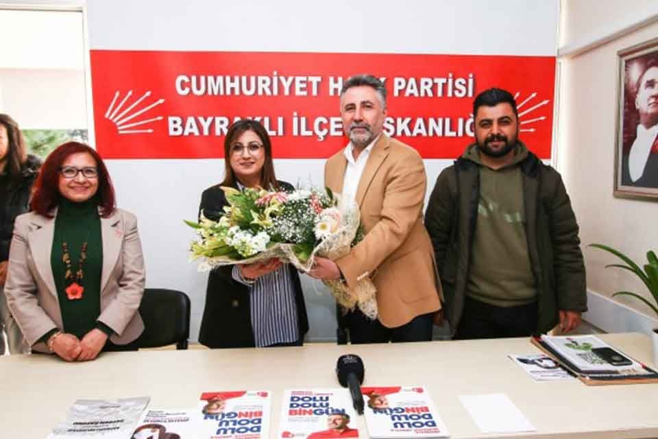 Bayraklı Belediye Başkanı Serdar Sandal, belediye meclis &uuml;yeleri ve partililer