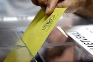 64 milyon se&ccedil;menin bulunduğu T&uuml;rkiye&rsquo;de se&ccedil;ime yoğun katılım g&ouml;zlendi. Saat