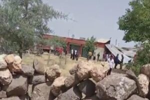 Şanlıurfa'nın Siverek ilçesinde komşu iki aile arasında çıkan arazi kavgasında,