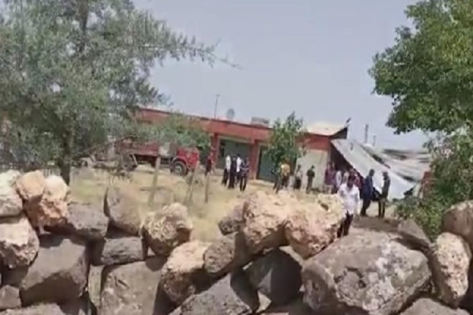 Şanlıurfa'nın Siverek ilçesinde komşu iki aile arasında çıkan arazi kavgasında,