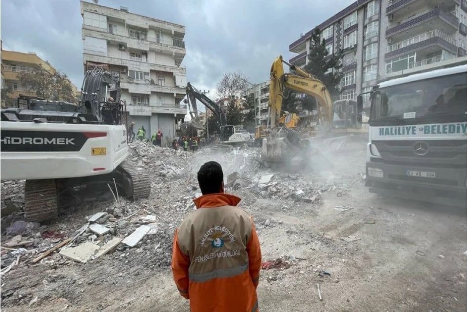 Kahramanmaraş'ta meydana gelen 7.7 ve 7.6'lık depremlerden etkilenen Şanlıurfa'da arama