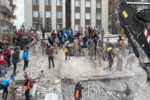 Şanlıurfa&rsquo;da depremde ağır hasar g&ouml;r&uuml;nce m&uuml;h&uuml;rlenen, d&uuml;n ise &ccedil;&ouml;ken 7