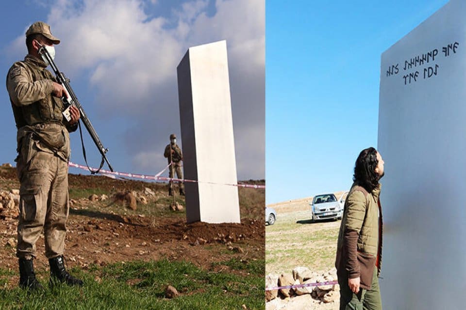 Şanlıurfa&rsquo;da, kentin simgesi olan G&ouml;beklitepe yakınlarındaki bir araziye yerleştirilen monolit