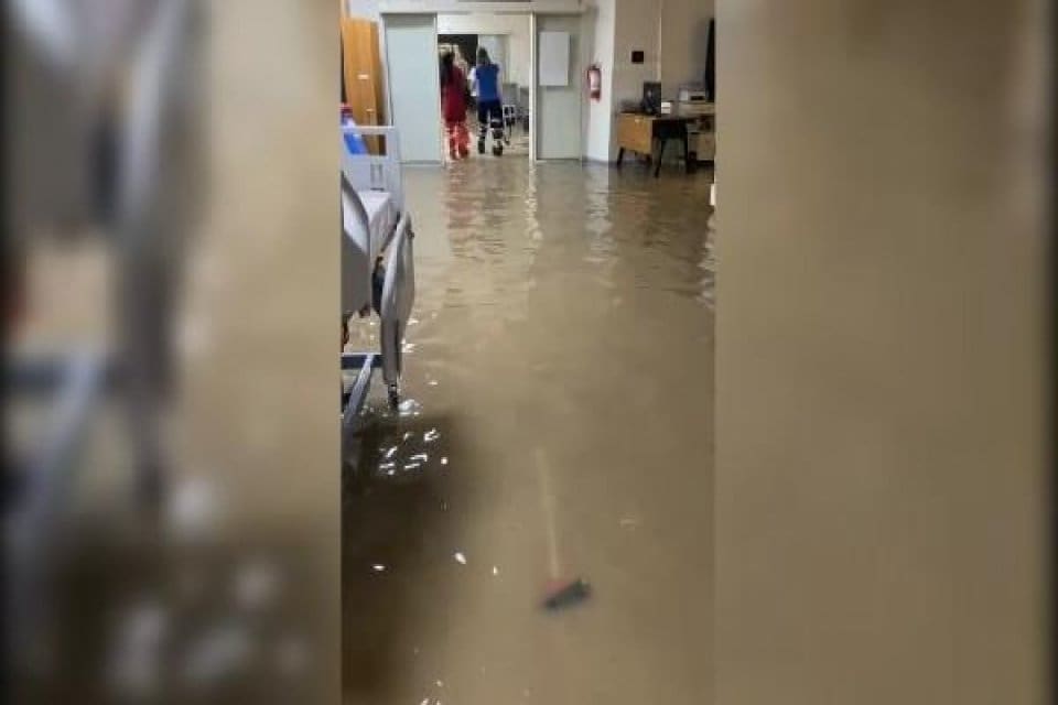 Şanlıurfa'yı etkisi altına alan sağanak yağmur suları bir&ccedil;ok semtte sele